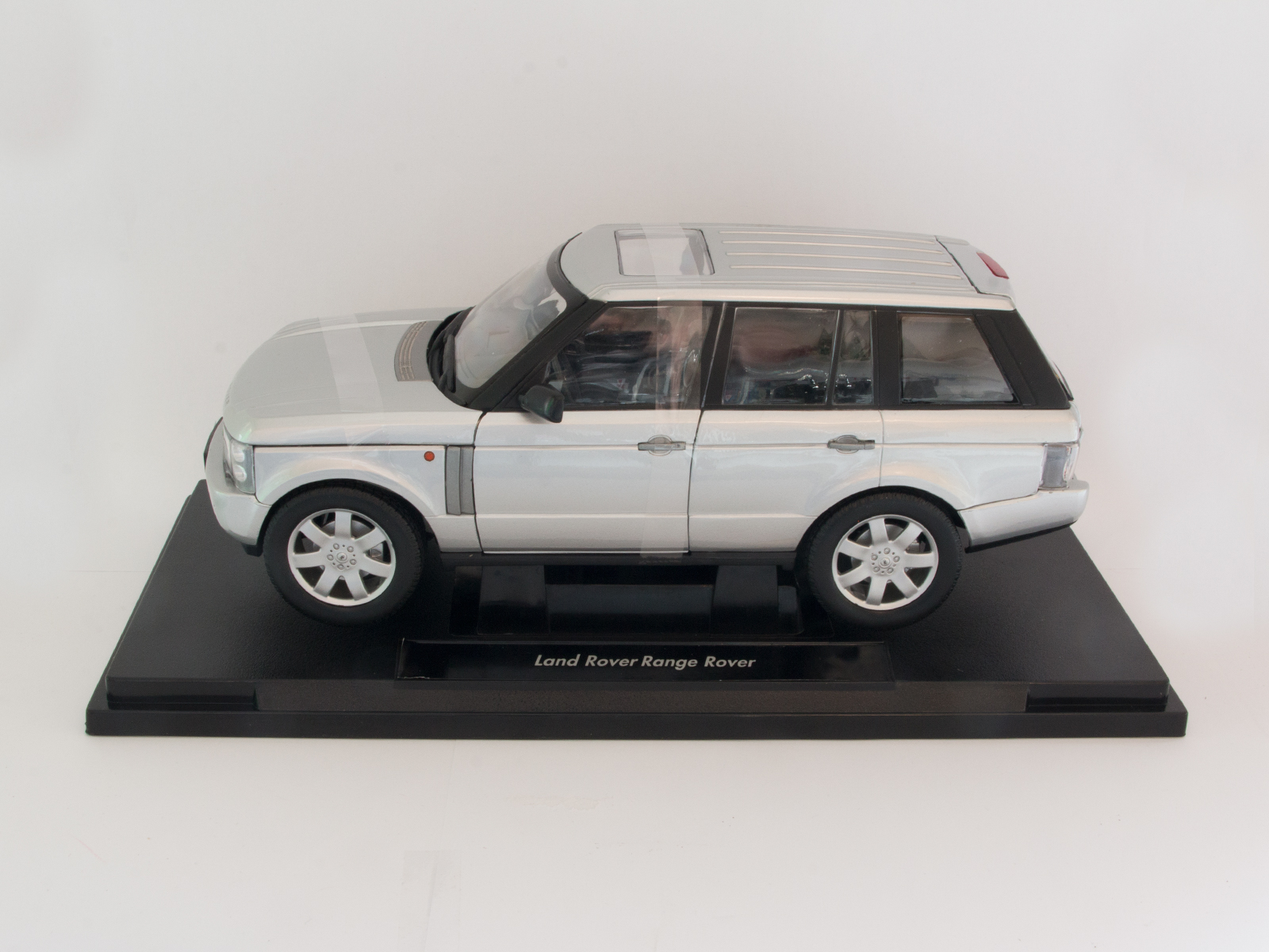 Welly 12536 1:18 Land Rover Range Rover silber