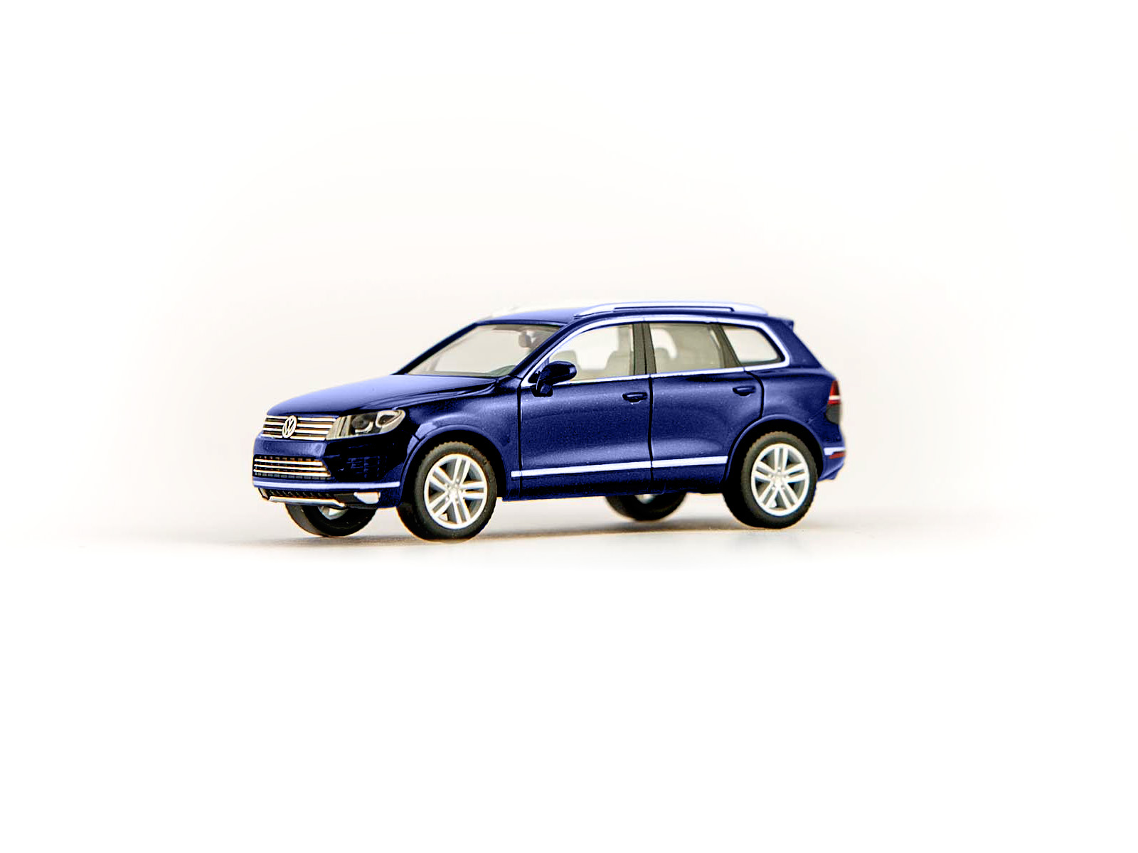 Herpa H0 VW Touareg Moonlight Blue Herpa H0 VW Touareg Moonlight Blue