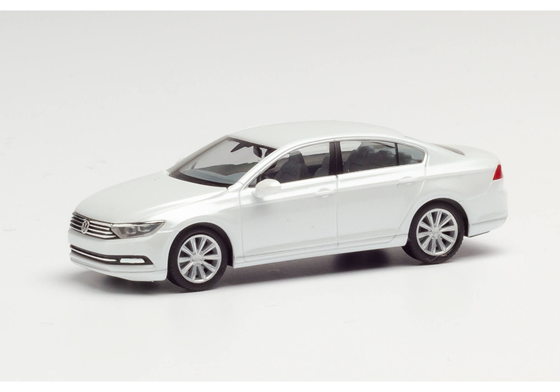 Herpa 038416-002 VW Passat Limousine oryxweiß Modellfahrzeug H0 1:87