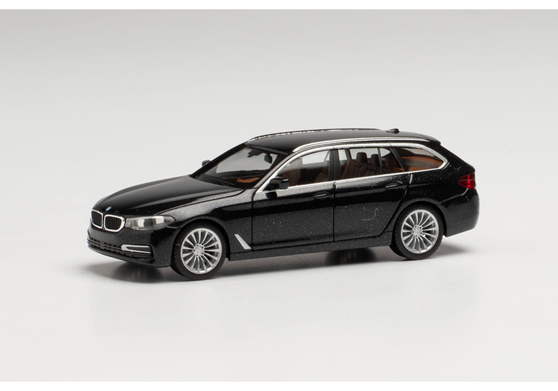 Herpa 430708-003 BMW 5er Touring, Schwarz Modellfahrzeug H0 1:87