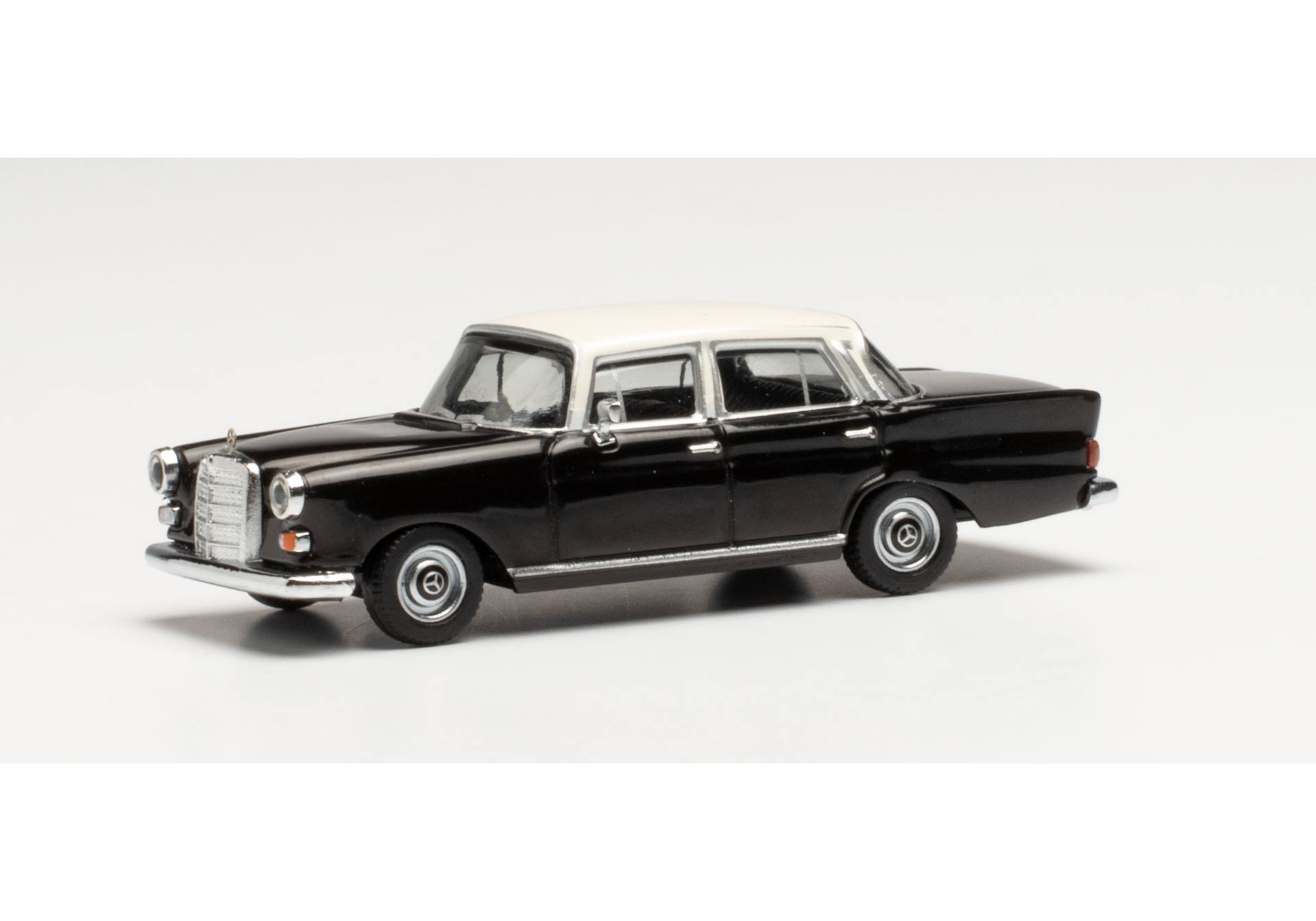 Herpa 430739-002 MB 200 Heckflosse Modellfahrzeug H0 1:87 Herpa 430739-002 MB 200 Heckflosse Modellfahrzeug H0 1:87