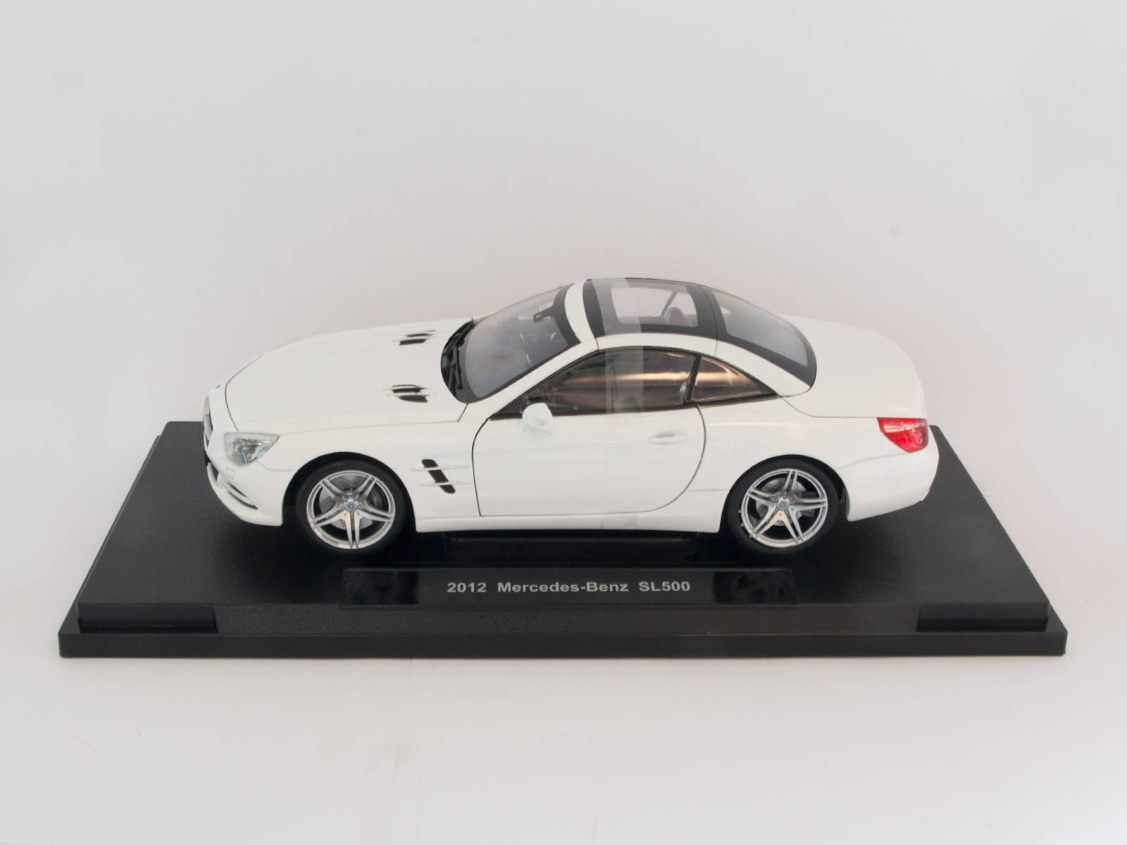 Welly 18046 1:18 Mercedes Benz SL 500 weiß