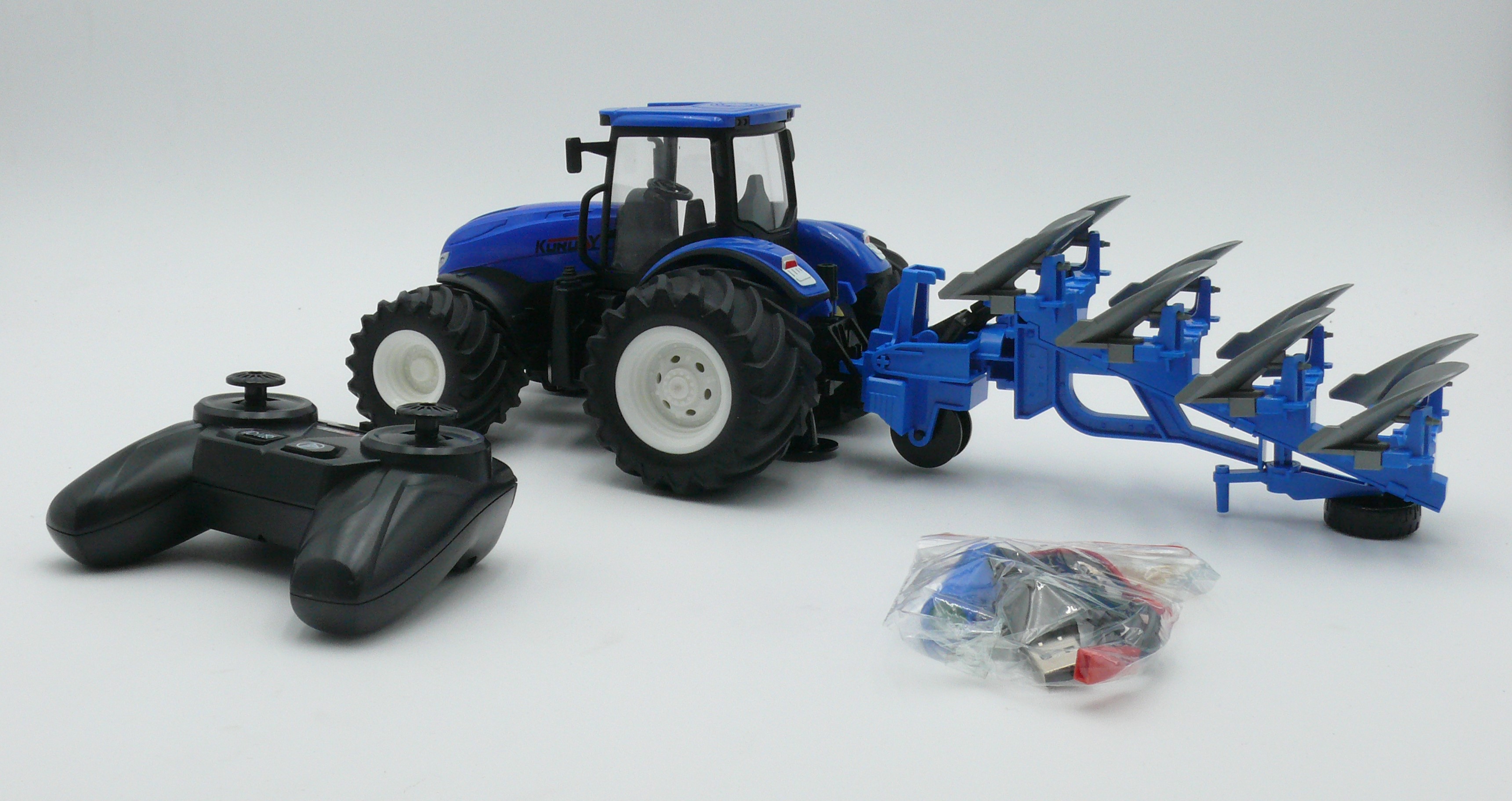 Ferngesteuerter Traktor mit Pflug, blau