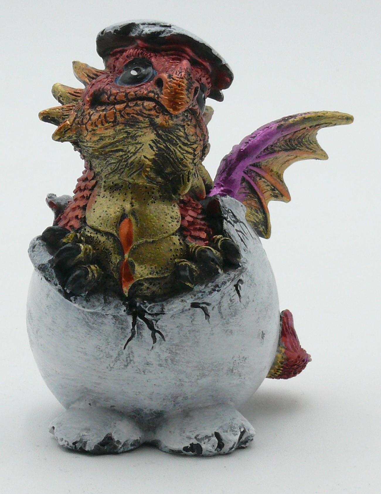 Drache schlüpft aus Ei