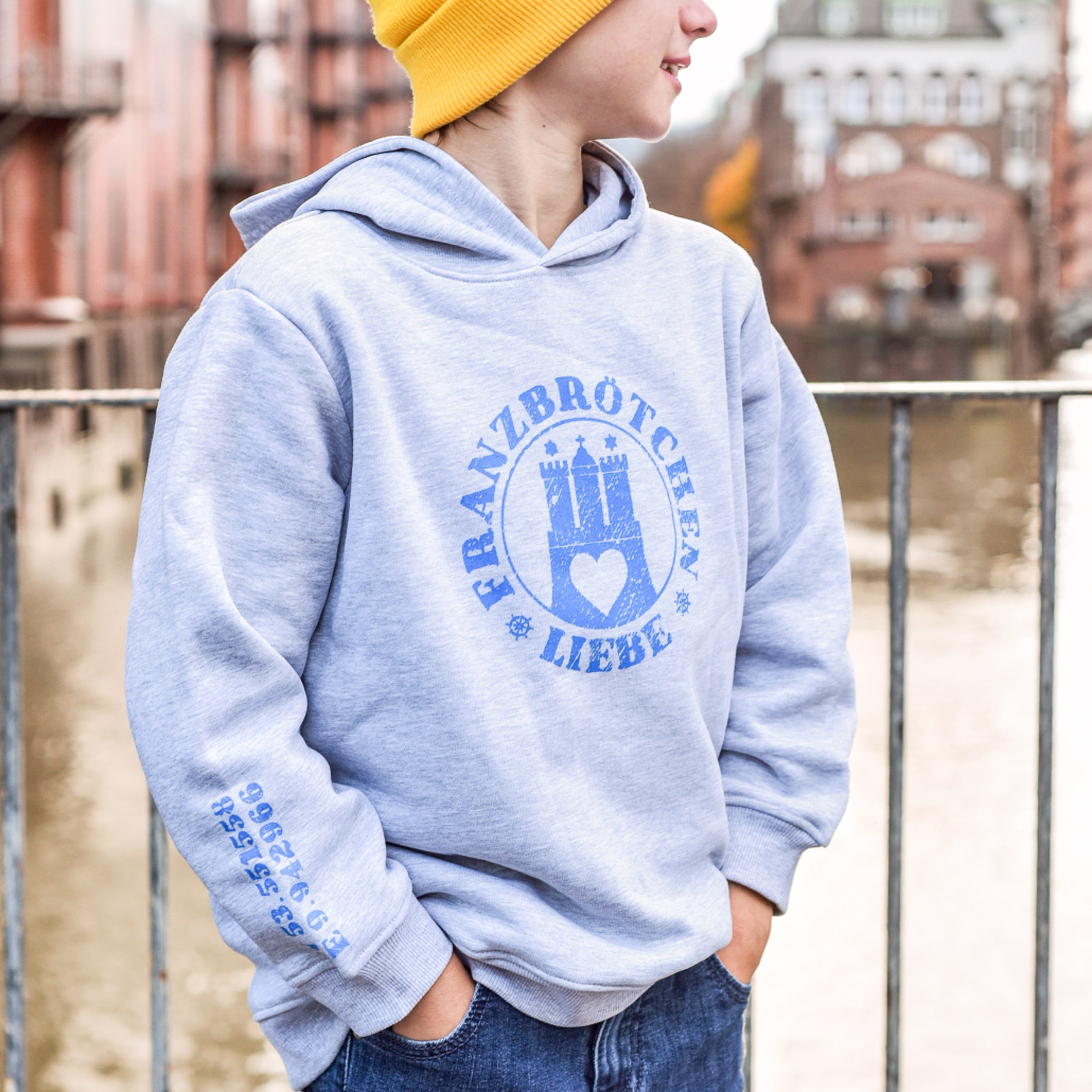 Franzbrötchenliebe Hoodie Kids - Gray Morn mélange mit blauem Print Franzbrötchenliebe Hoodie Kids - Gray Morn mélange mit blauem Print