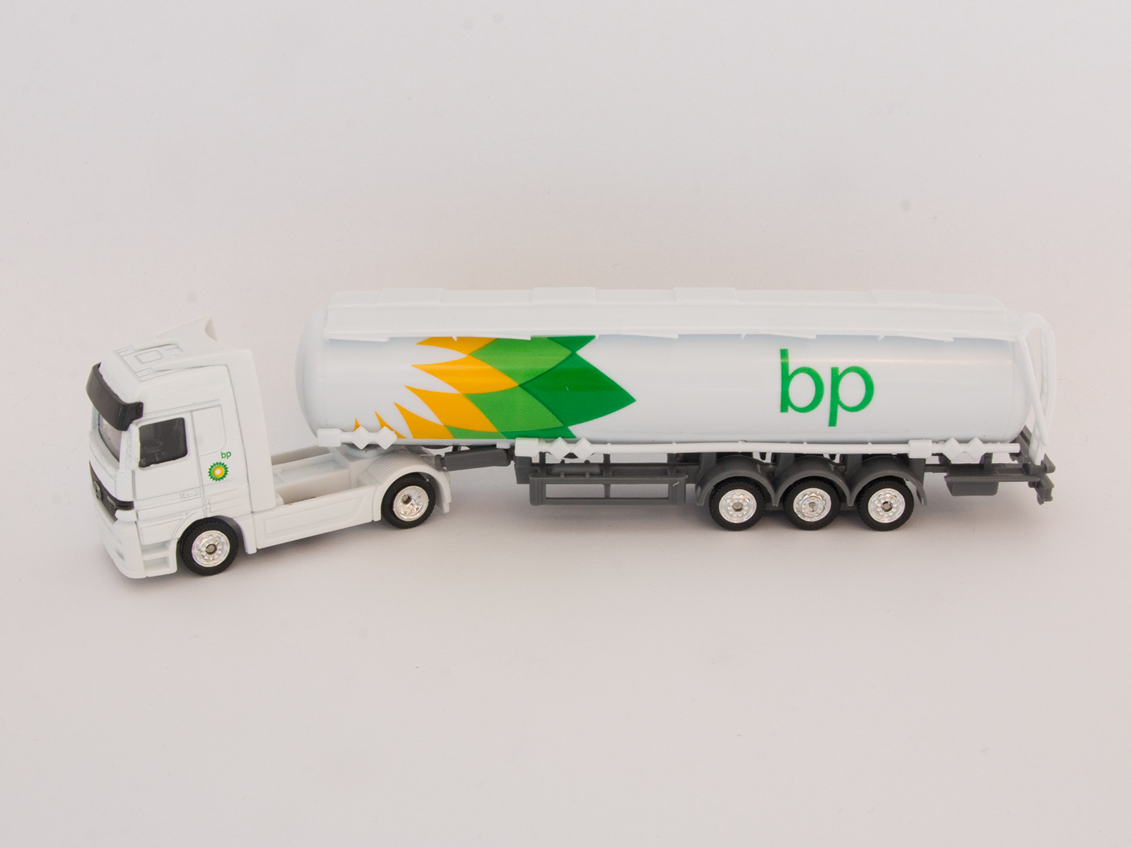 Welly H0 72133 MB Actros Tanklastwagen BP