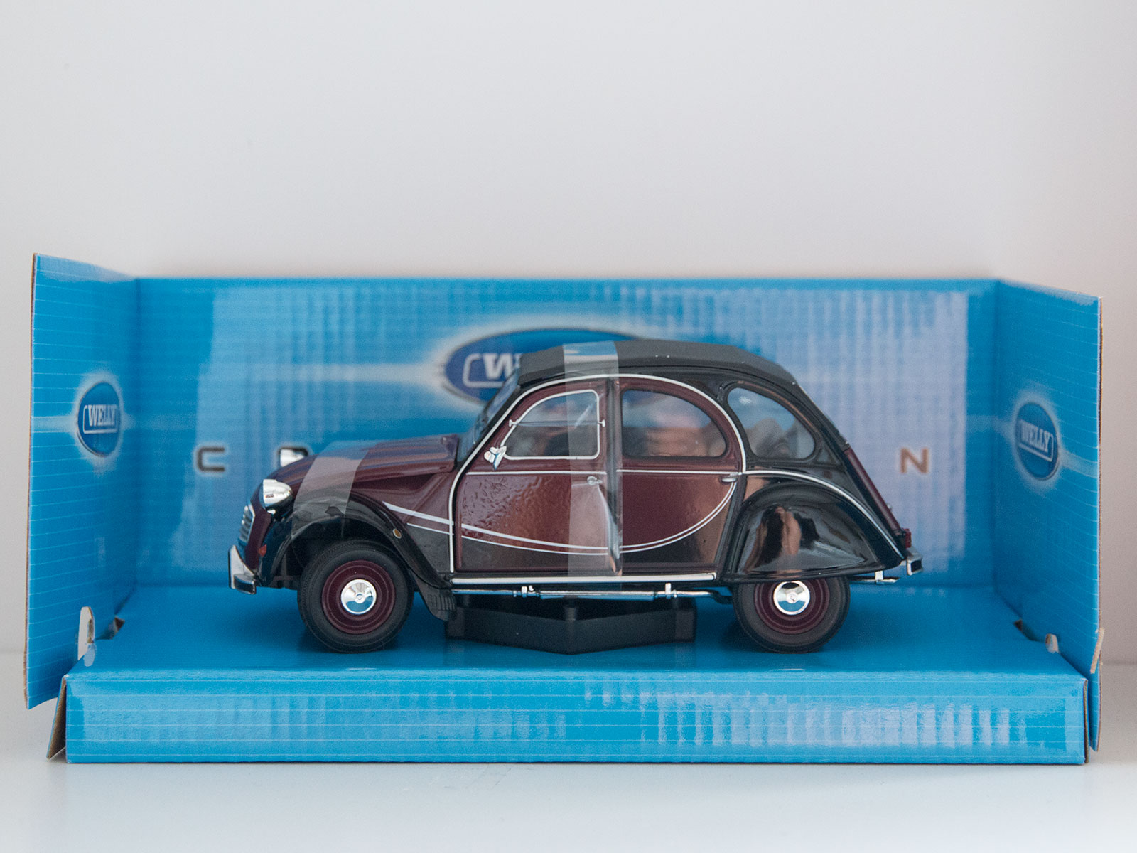 Welly 24009W 1:24 Citroen "Ente" 2CV 6 Charston