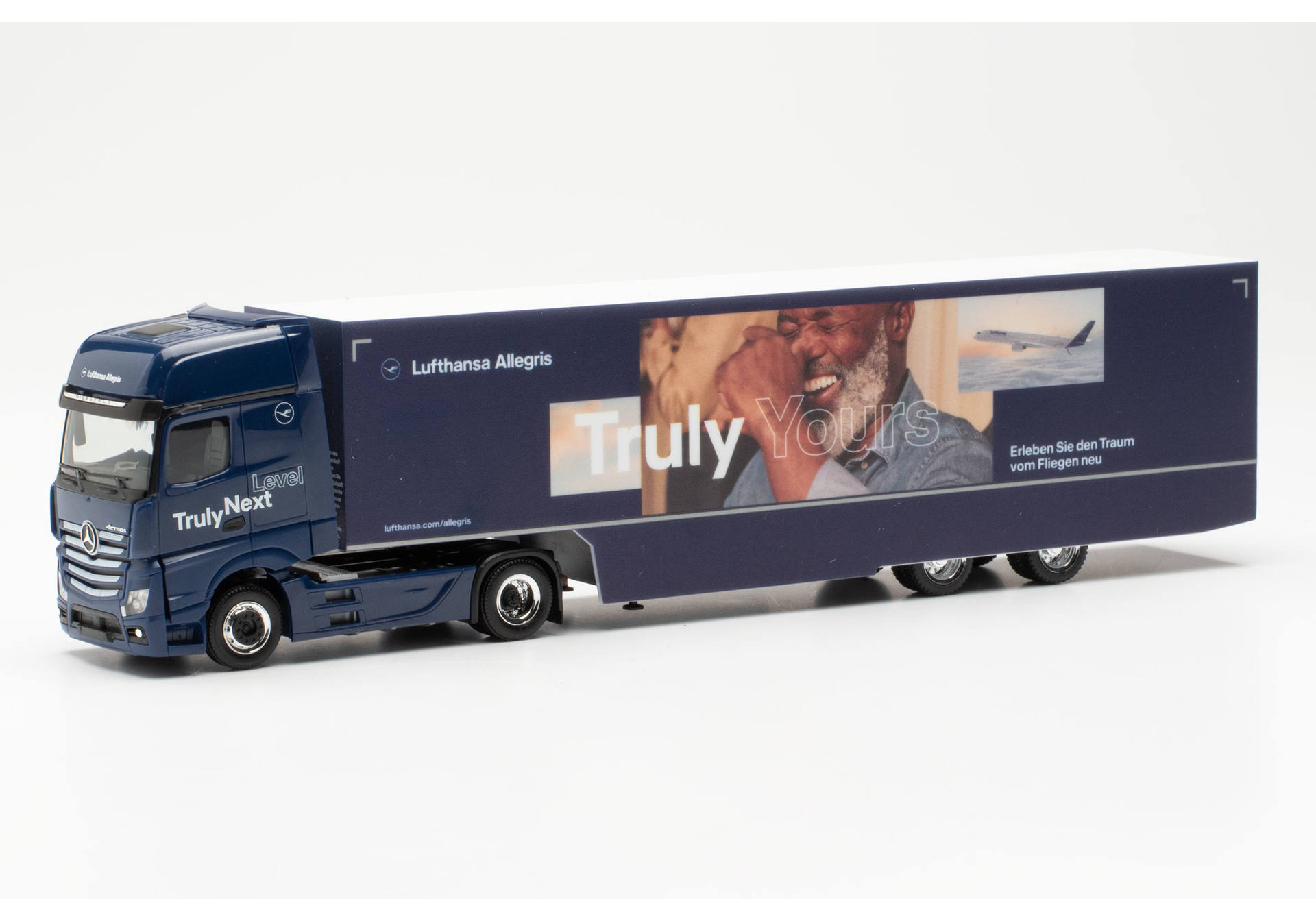 Herpa 317054 Mercedes-Benz Actros Gigaspace verkl. Koffer-Sattelzug "Lufthansa" (Nordrhein-Westfalen/Köln) 1:87 Herpa 317054 Mercedes-Benz Actros Gigaspace verkl. Koffer-Sattelzug "Lufthansa" (Nordrhein-Westfalen/Köln) 1:87