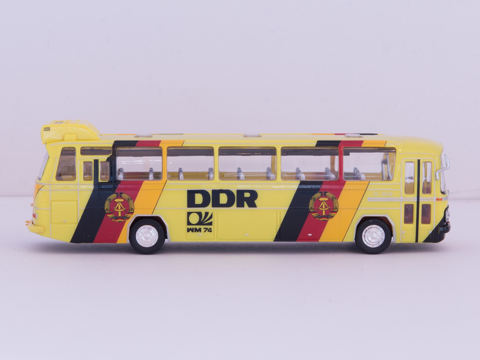 Schuco 452615800  MB O 302 Bus "WM 1974 DDR"