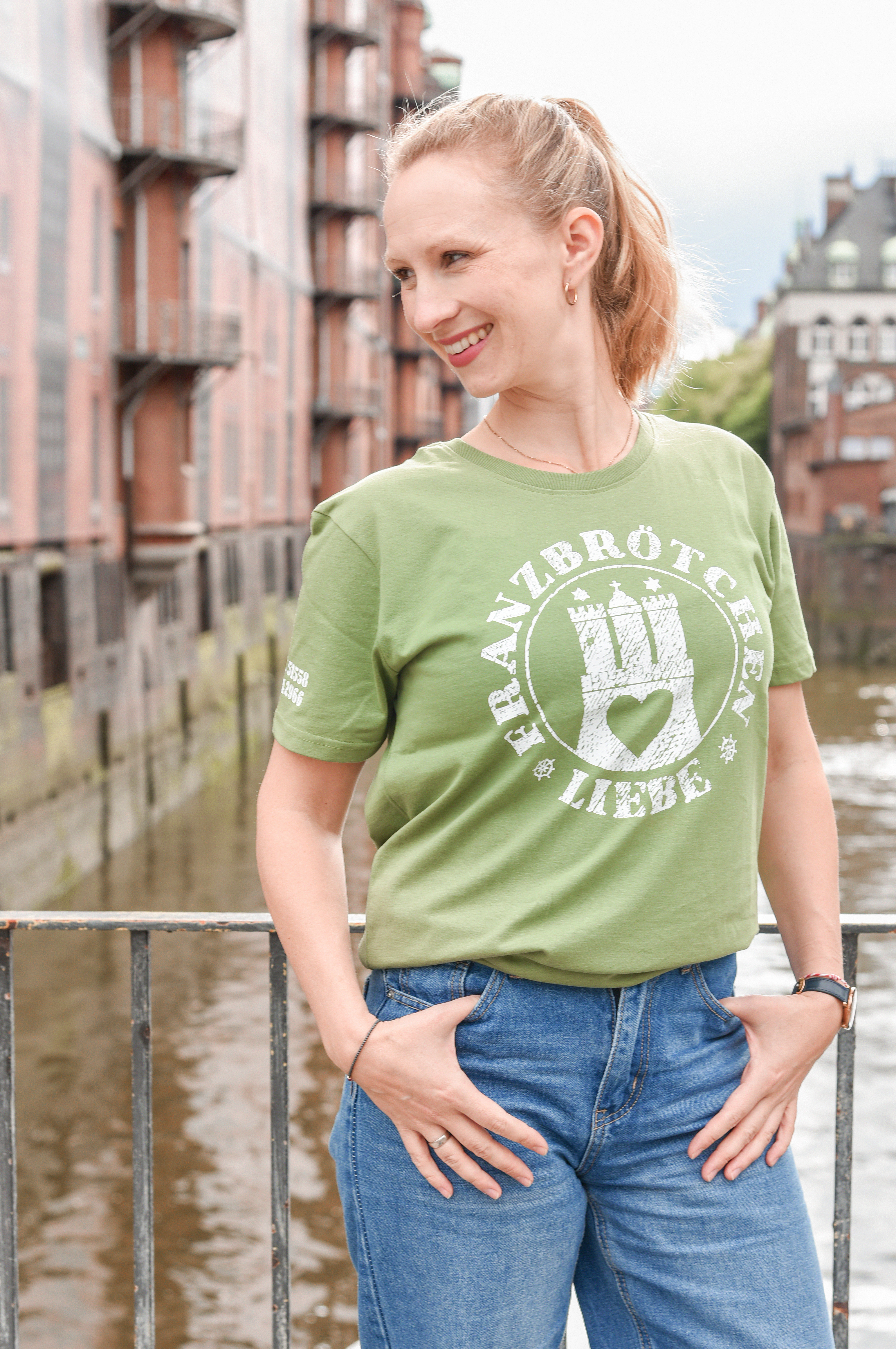 Franzbrötchenliebe T-Shirt unisex - Kale grün mit weißem Print